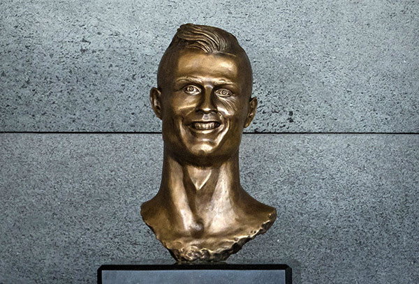 Komik Ronaldo Büstü